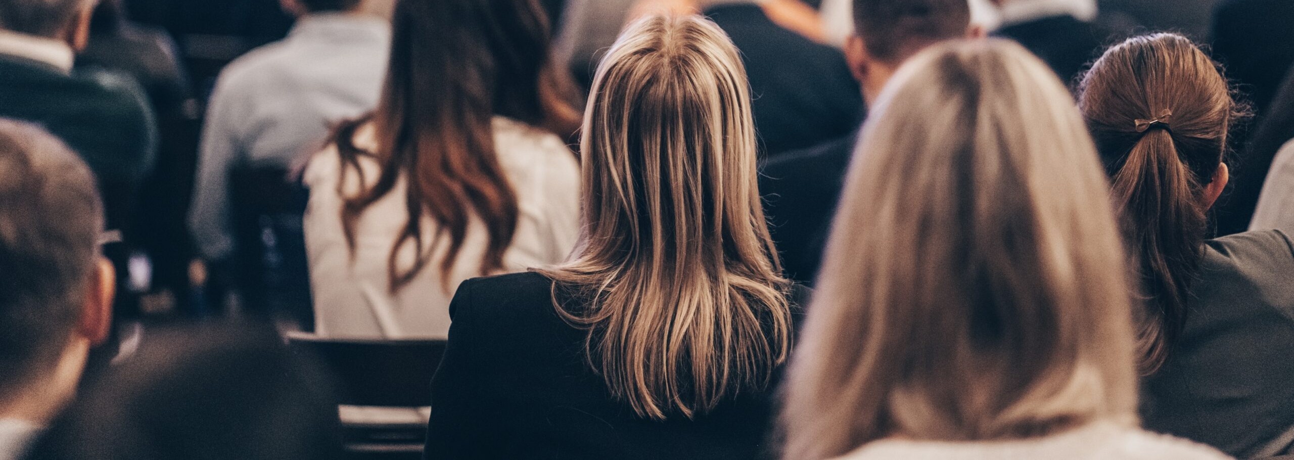 Publikum verfolgt Gespräch am runden Tisch.